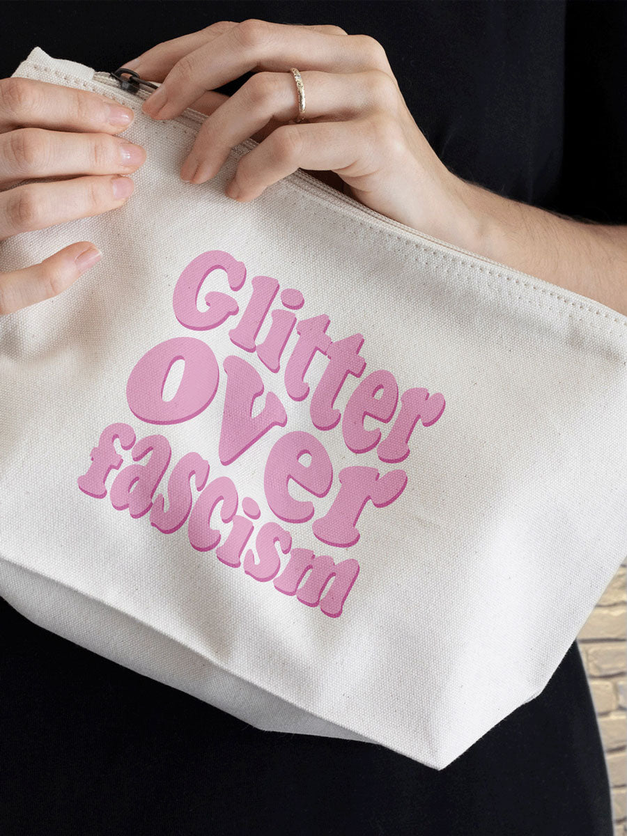 Kosmetiktasche "Glitter over fascism" big