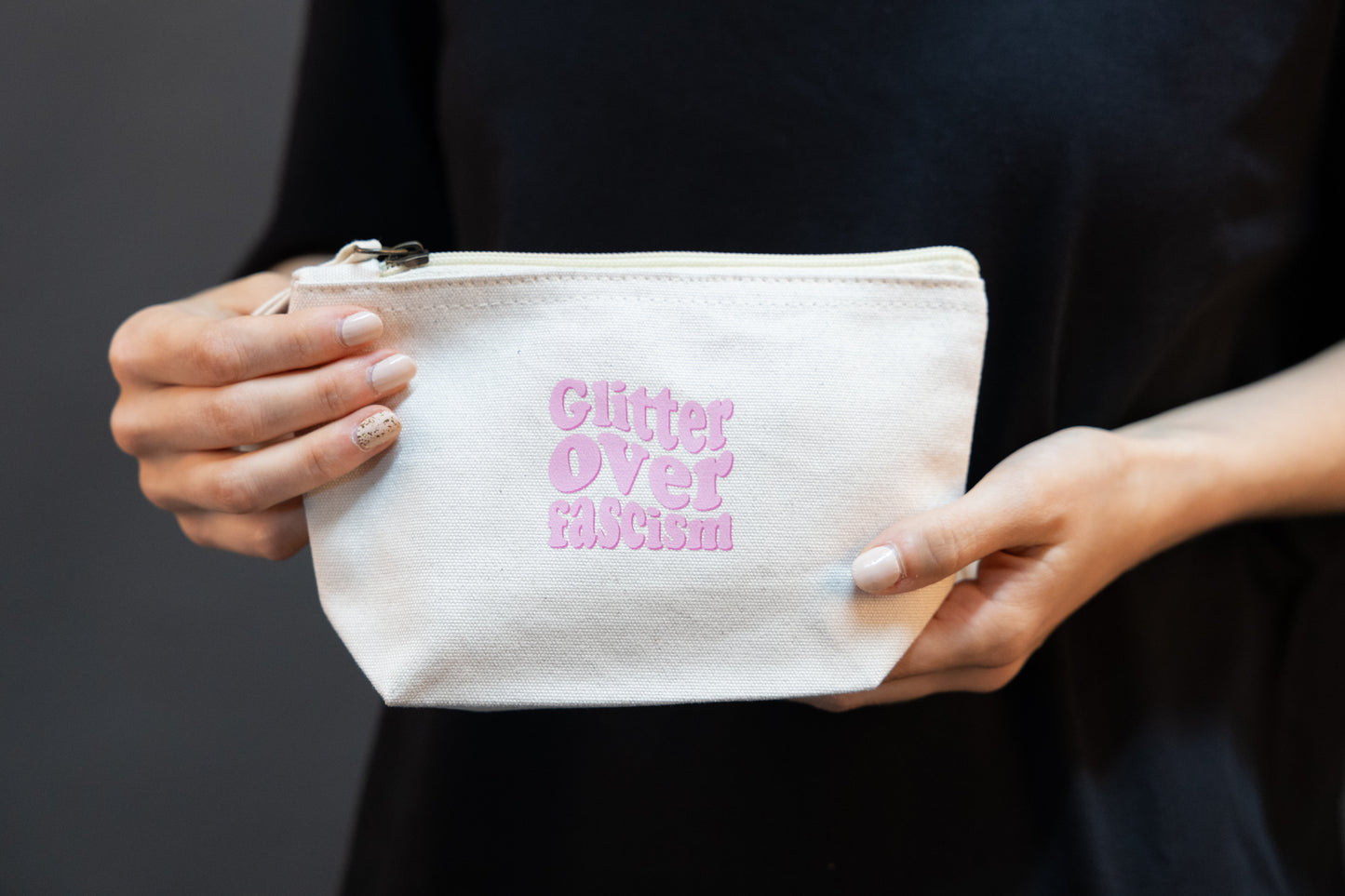 Kosmetiktasche "Glitter over fascism" small