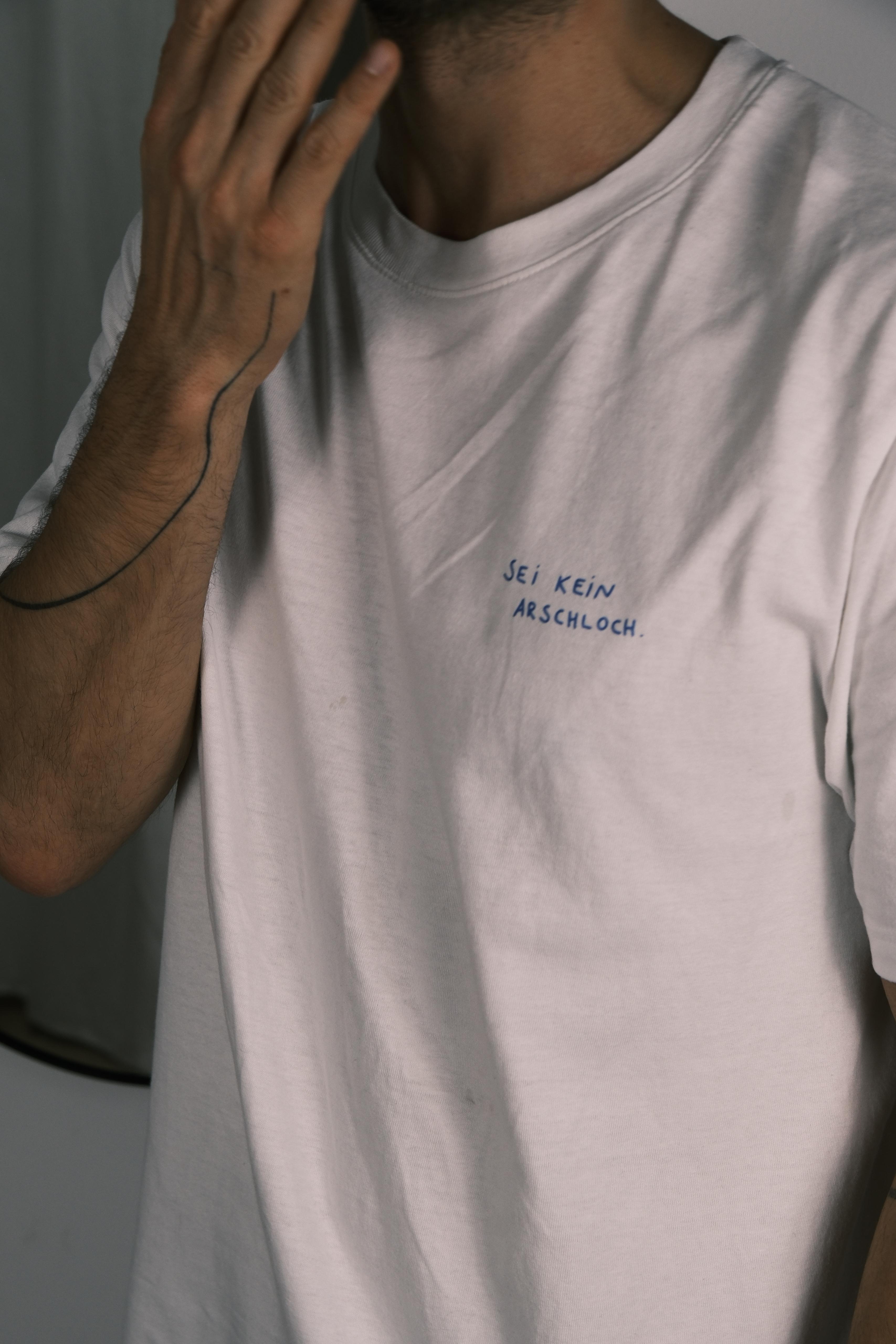 T-Shirt "Sei kein Arschloch, fass auch rein dienstlich keine Menschen an"